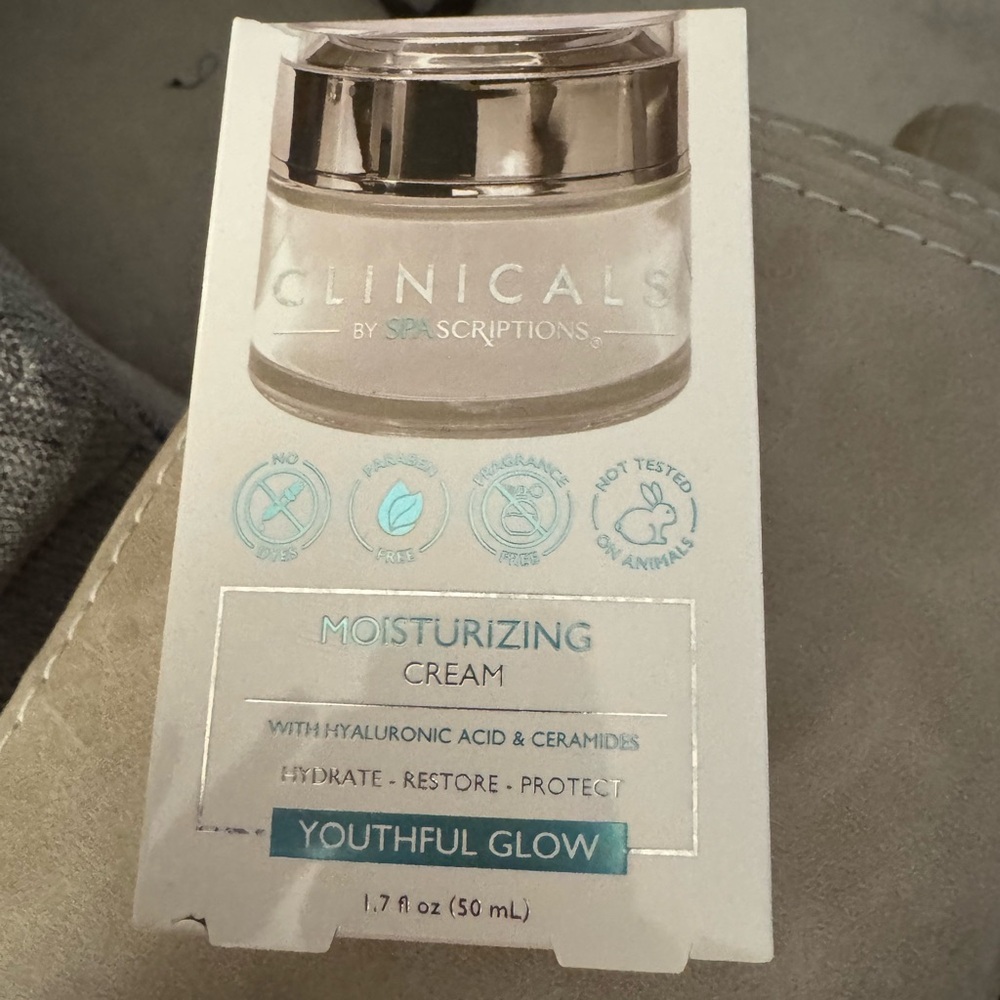 Clinicals Moisturizing Cream - White